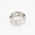 Anillo de acero de titanio plateado pulido con diseño hueco de tres capas y grabado Forever - US 7 / Color Acero
