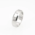Anello minimalista in acciaio al titanio argento con bordi smussati e finitura lucida - US 7 / Argento