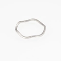 Anello minimalista ondulato in acciaio al titanio argento per uomo e donna lucido - US 7 / Color Acciaio
