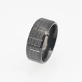 Anillo de acero inoxidable negro mate para hombre con texturas de rejilla vertical - Número 7 / Negro