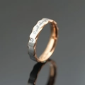 Tweekleurige titaniumstalen ring met gehamerde facetten en kleine diamantgravure - US 7 / Zilver Roségoud Tweekleurig (Stijl A)