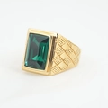 Herrenring aus Titan mit smaragdgeschliffenem grünem Edelstein und goldener Textur - Größe 7 / Gold Tone Green Gemstone