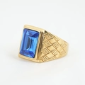 Titanstahlring in Goldoptik mit einem großen rechteckigen blauen Edelstein - Größe 7 / Goldene Fassung Mittelblau