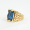 Titanstahlring mit rechteckigem blauem Edelstein und vergoldetem, strukturiertem Band - Größe 7 / Gold Basis Tiefblau