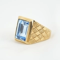 Goldener Titanring für Herren mit großem rechteckigem blauem Edelstein und Textur-Details - Größe 7 / Gold Basis Hellblau