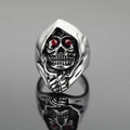Anillo de calavera retro de acero inoxidable con ojos de circonita roja brillante - US 7 / Plata Vintage Ojos de Circonia Roja