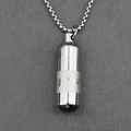Μενταγιόν κάψουλα από ατσάλι τιτανίου με χαραγμένη γραφή σε γκρι υφασμάτινο φόντο - Μενταγιόν Με Αλυσίδα (Στυλ B)