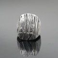 Anillo de hombre de acero de titanio con textura de corteza y acabado en plata envejecida - US 7 / Plata Antigua