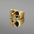 Polierter goldener Ring mit Buchstaben K für Damen und Herren auf dunkler Oberfläche - US 7 / Gold