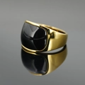 Minimalistischer vergoldeter breiter Ring mit einer großen polierten schwarzen Onyx-Einlage - Goldbasis Schwarzer Stein