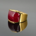 Breiter Goldring im Retrostil mit großem quadratischem tiefrotem Edelstein und Glanz - Goldbasis Dunkelroter Stein