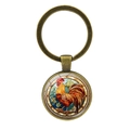Vintage bronzen sleutelhanger met glasbedeltje van een haan op witte basis - Antiek Brons
