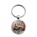 Nahaufnahme des Vintage-Route-66-Schlüsselanhängers mit Retro-Auto und Silbermetallrahmen - Bleistiftrock Mädchen & Zapfsäule Stil (XSWX8664-4)