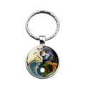 Detail van de Yin Yang Levensboom sleutelhanger met glazen koepel en metalen ring afwerking - Vier Seizoenen Elementenstijl (XSWX8672-4)