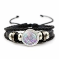 Vista macro del bracciale multistrato in pelle nera con sigillo degli Arcangeli - Stile Patch Viola Sigillo Dei Sette Arcangeli (XSWX9047-4)