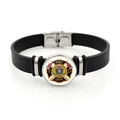 Détail de l'emblème des pompiers sur un bracelet en cuir PU noir avec fermoir argenté - Style Logo Fire Dept Classique (XSWX8679-10)