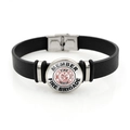 Détail macro de l'emblème de pompier sur un bracelet en cuir noir texturé à bouton pression - Style Membre de la Brigade de Pompiers (XSWX8679-9)