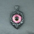 Collar gótico de acero de titanio con colgante de ojo rosa realista sobre tela gris - Solo colgante (Sin cadena)