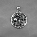 Collana con drago retrò in acciaio inossidabile con rilievo rotondo e finitura vintage - Solo ciondolo (Senza catena)