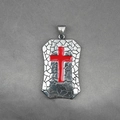 Collier bouclier rétro en acier inoxydable pour homme avec croix rouge sur fond argenté - Pendentif Seul (Sans Chaîne)