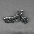 Pendentif moto vintage en acier titane avec une finition brossée rustique pour hommes - Modèle C Pendentif Uniquement (Sans Chaîne)