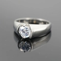 Anello classico da uomo in acciaio al titanio argento con un diamante solitario brillante - US 7 / Argento