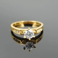 Classico anello di fidanzamento in acciaio al titanio dorato con grande diamante tondo e accenti - US 6 / Oro Retro
