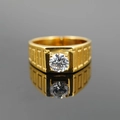 Anello da uomo in acciaio al titanio dorato con diamante tondo e texture geometrica - Taglia 7 / Colore Acciaio Oro