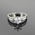 Anello nuziale classico in acciaio al titanio argento con grande zircone e pietre laterali - US 6 / Argento Retro