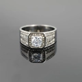 Bague classique en acier titane avec un grand oxyde de zirconium rond serti pavé carré - Taille 7 / Argent