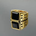 Anello vintage da uomo placcato oro con grande pietra nera e incisione a croce cava - US 7 / Oro