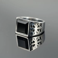 Anello vintage da uomo in acciaio inossidabile con gemma nera quadrata e croce incisa - US 7 / Argento