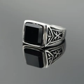 Anillo vintage para hombre de acero inoxidable con obsidiana negra cuadrada y grabados - US 7 / Plateado