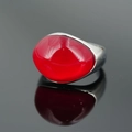 Anello classico in acciaio al titanio con gemma rossa ovale e fascia argentata - US 7 / Base in Acciaio Strass Rosso