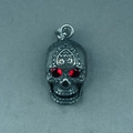 Collana con ciondolo a teschio gotico con gemme rosse e incisioni stile vintage - Solo ciondolo (Senza catena)