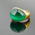 Anello classico in acciaio al titanio dorato con pietra occhio di gatto verde lucida - US 7 / Fascia d'Or Pietra Verde