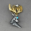 Zweifarbiger Hirschkopf-Anhänger mit goldenem Geweih und blauem Edelstein-Auge - Nur Anhänger (Keine Kette)