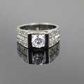 Klassischer Titanstahlring mit griechischem Muster und brillantem zentralem Diamanten - US 7 / Silber