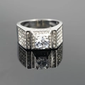 Anello nuziale di lusso in acciaio al titanio con grande solitario e pavé di diamanti per uomo - US 7 / Stile Argento