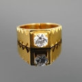 Anello classico in acciaio al titanio dorato con diamante a castone quadrato e texture seghettate - US 7 / Oro