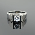 Anello classico in titanio argento con pietra centrale tonda e fascia geometrica seghettata - US 7 / Color Acciaio