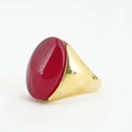 Anello vintage in acciaio al titanio dorato con una grande gemma cabochon rossa ovale - US 7 / Castone dorato con rubino