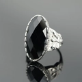 Anello vintage in acciaio inossidabile con pietra nera sfaccettata e incisioni floreali - Taglia 6 / Base in Acciaio Strass Nero