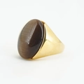 Anello in acciaio inossidabile dorato con una gemma ovale occhio di gatto grigio-marrone - US 7 / Castone dorato marrone caffè