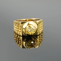 Anello con sigillo da uomo classico in acciaio al titanio oro con gemma gialla rotonda - US 7 / Base Dorata Strass Giallo