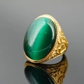 Anillo vintage dorado con una gran gema verde ojo de gato ovalada y grabados - US 8 / Banda de Oro Piedra Verde