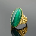 Anello vintage in acciaio al titanio dorato con una gemma ovale verde occhio di gatto - Fascia d'Or Pietra Verde