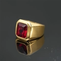 Anillo de sello vintage dorado con un gran rubí rectangular sobre fondo negro de lujo - Banda de Oro Piedra Roja