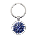 Dettaglio del ciondolo blu malocchio e motivi mandala sull'anello portachiavi in metallo - Stile Mandala Blu Scuro Geometrico Malocchio (XSWX8225-3)
