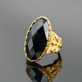Anello vintage dorato con pietra occhio di gatto nera ovale e dettagli floreali sbalzati - Fascia d'Oro Pietra Nera